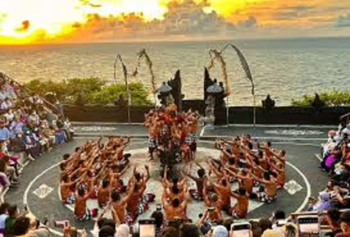 Keajaiban Budaya di Pura Luhur Uluwatu: Tari Kecak dan Matahari Terbenam