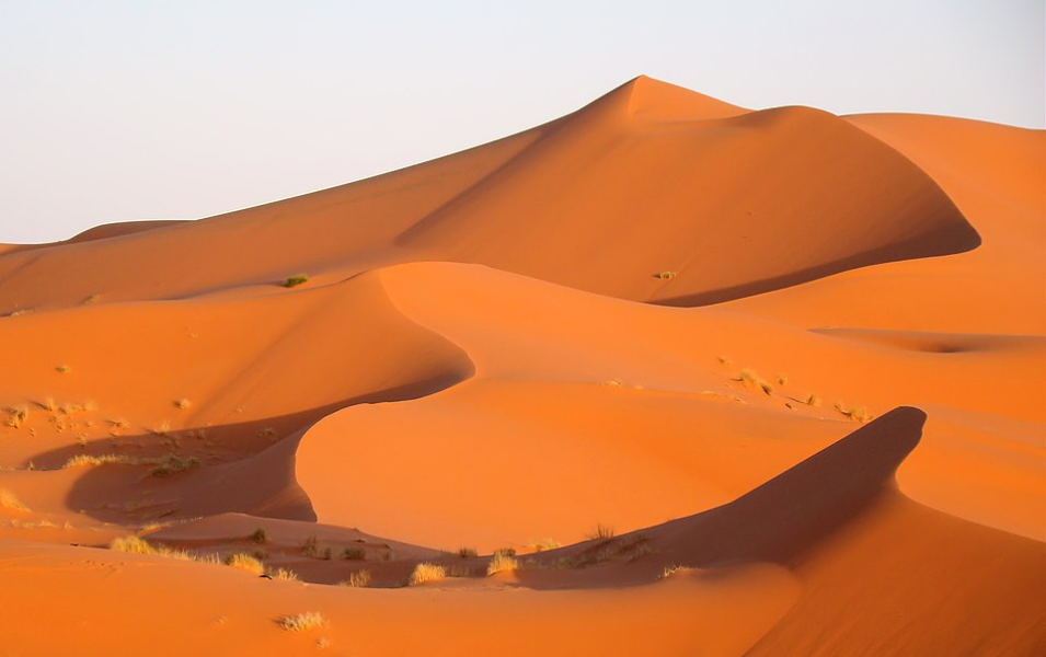Bukit Pasir Erg Chebbi, Maroko: Lautan Pasir yang Menyimpan Jejak Budaya Berber