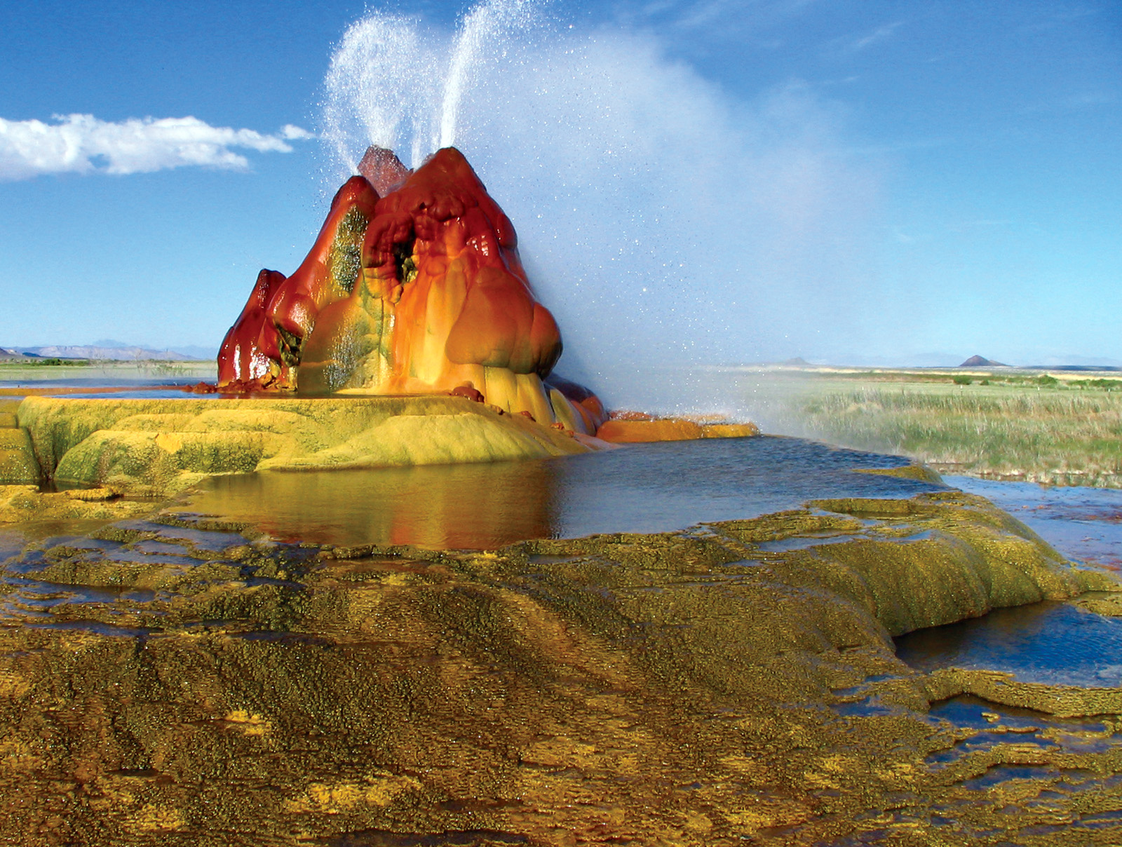 Wisata Fly Geyser, Nevada, AS: Menyaksikan Geyser Berwarna Pelangi yang Terbentuk Secara Tak Terduga di Tengah Gurun